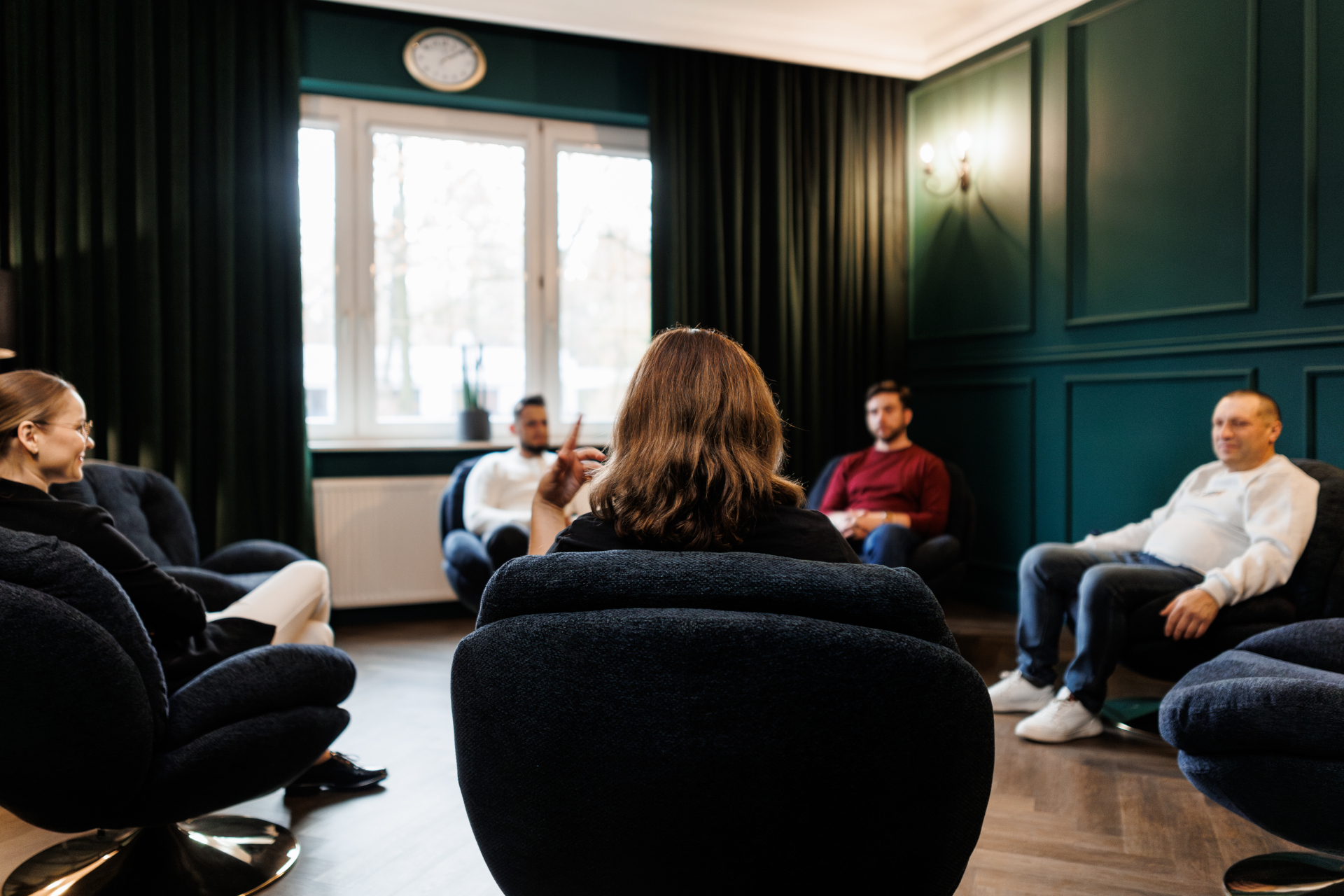 Sala grupowa Phoenix z osobami siedzącymi w kręgu
