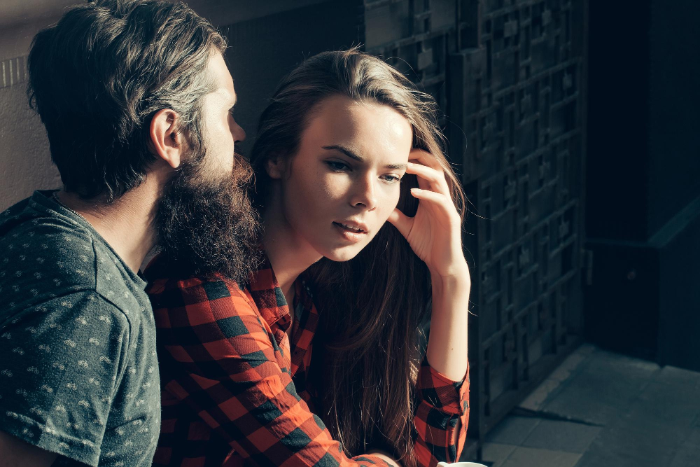Mężczyzna chcący pocałować kobietę, która nie jest tym zainteresowana